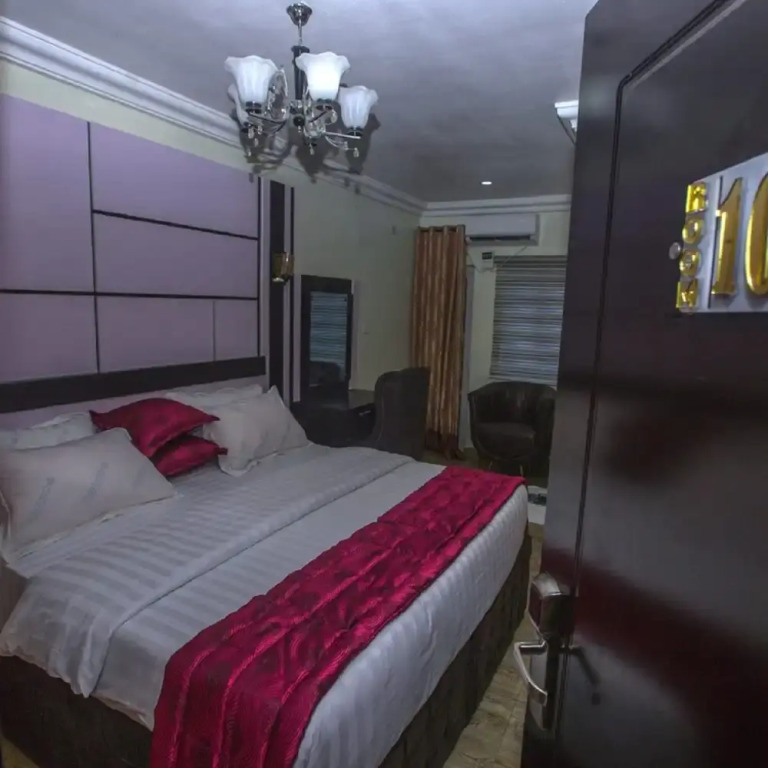 Doreen Grand Hotel & Suites