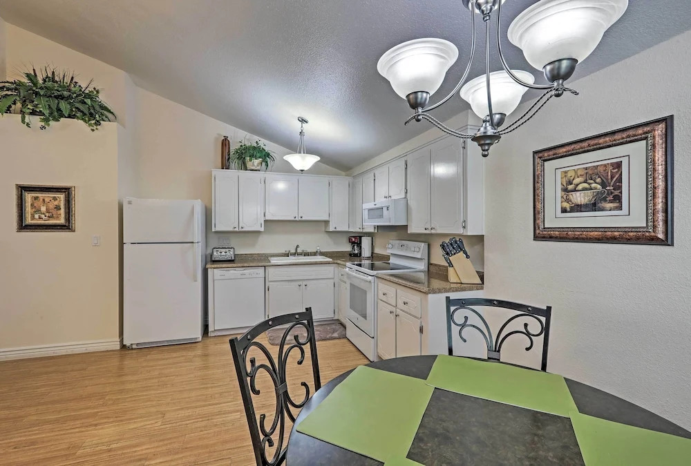 Flagstaff Townhome w/ Deck: Easy Access Downtown!