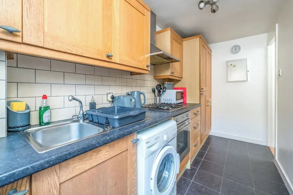Crawley Stainer 1-bedroom With Parking and Garden