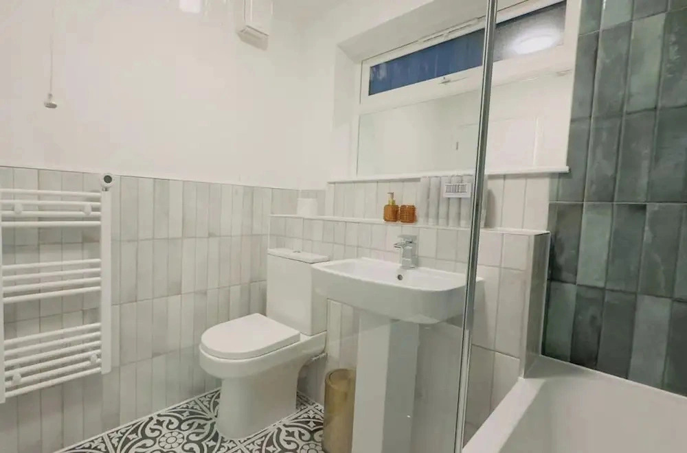 Elizabeth Line - Parking - Wifi - Sleeps 4