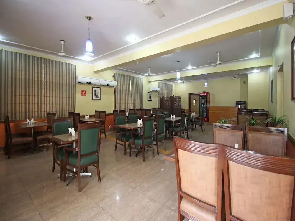 OYO 6977 Hotel Clarks