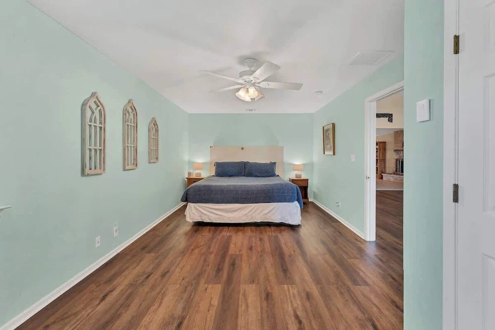 Lakeshore Escapes, on Canyon Lake Waterfront
