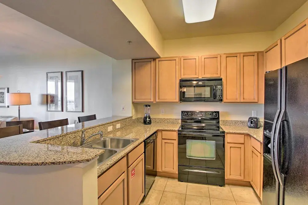 Destin Resort W/ Pool Deck & Beach Shuttle! 2 Bedroom Condo