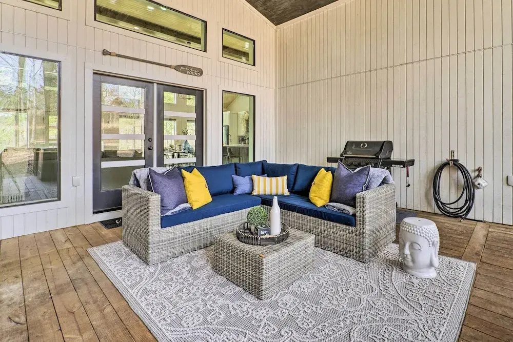 Broken Bow Cabin: Luxe Outdoor Area & Hot Tub