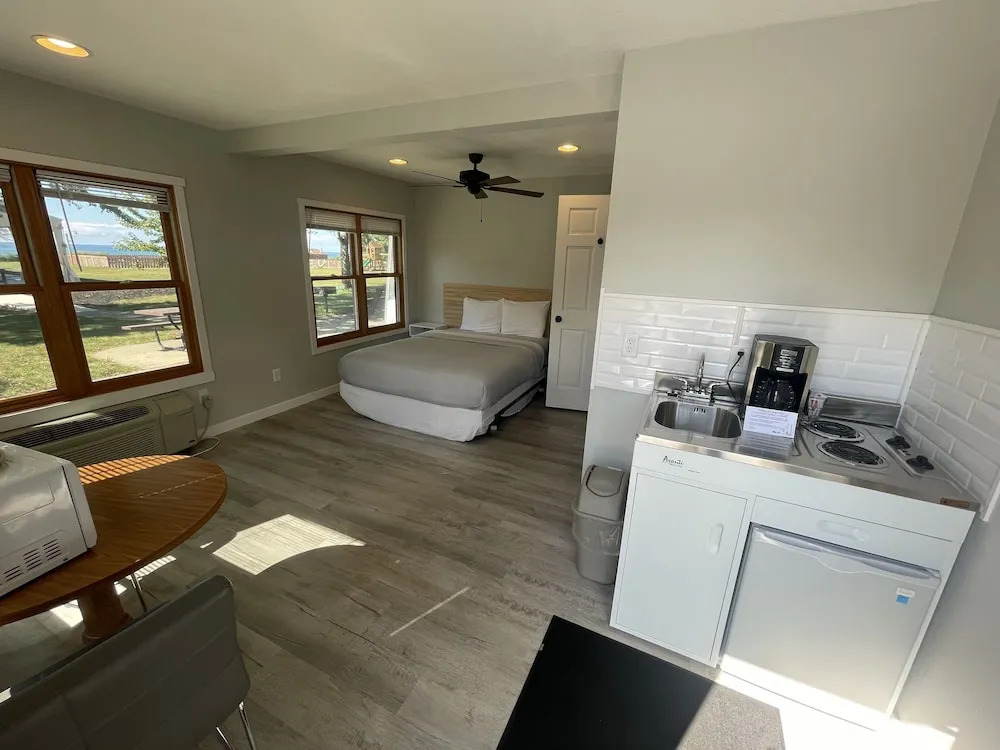 Lake Bluff Inn and Suites