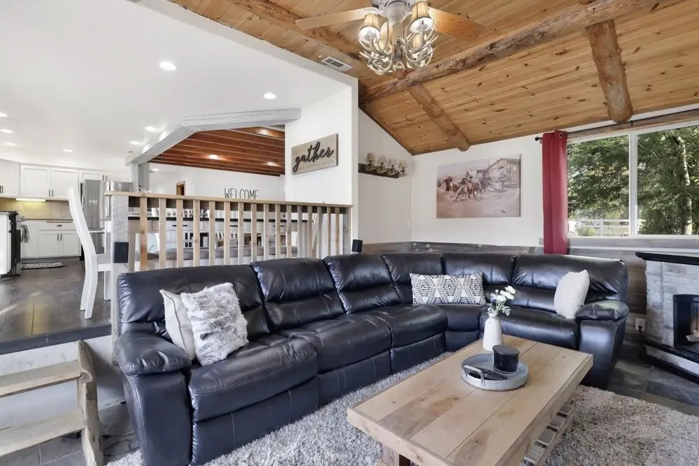2130-bear City Ranch 4 Bedroom Home by Redawning