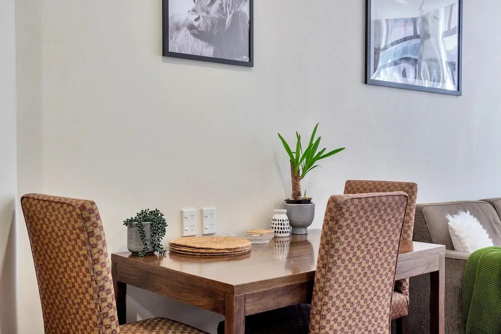 Central Queen St Apartment | Aircon & WiFi