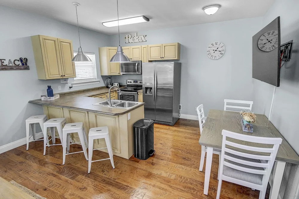 5 Bed, 5 Bath Beach Home/Only a 3 Minute Walk To The Beach! SLEEPS 12