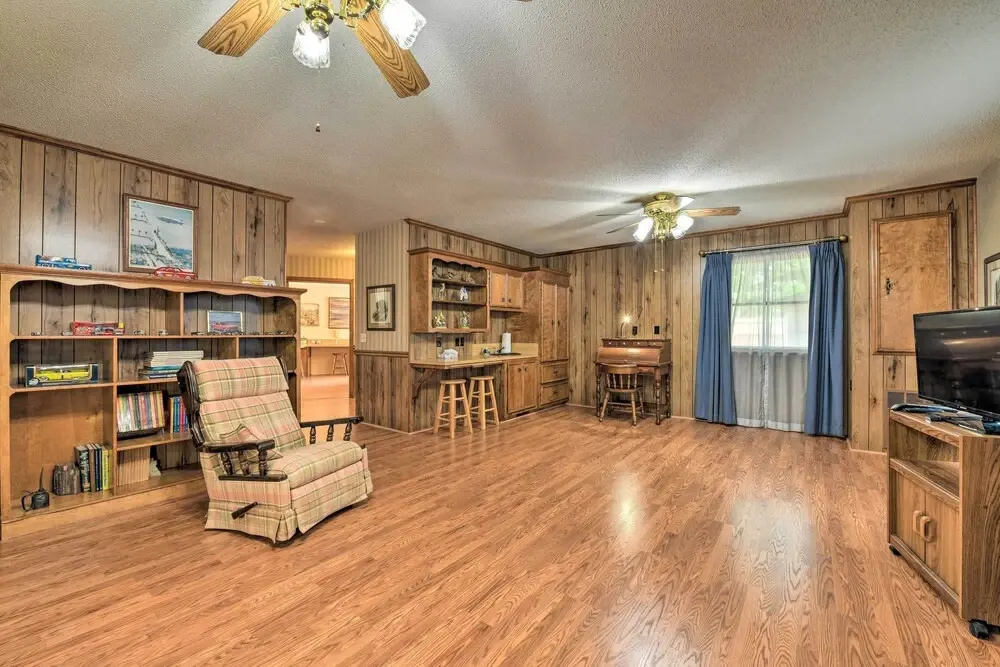 Cozy Charlotte Retreat w/ Yard ~ 5 Mi to Dtwn