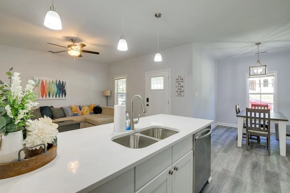 Sunny Memphis Home ~ 2 Mi to Beale Street!