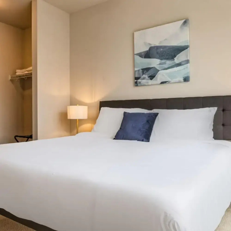 Kasa Family Friendly Westown 2BD Amenity Access Milwaukee