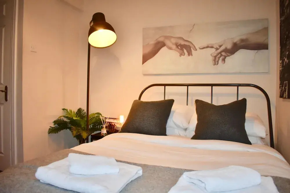 Stylish 2 Bedroom Georgian Apartment in City Centre