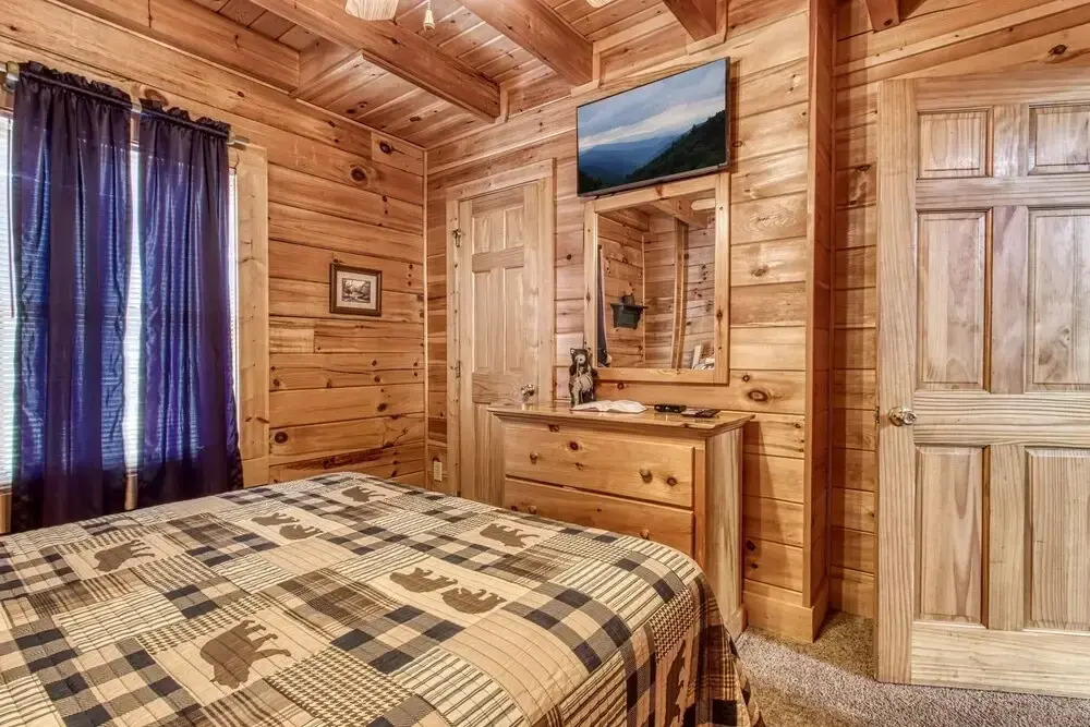ER6 - On Eagles Wings - Great location, Close to all the action! cabin