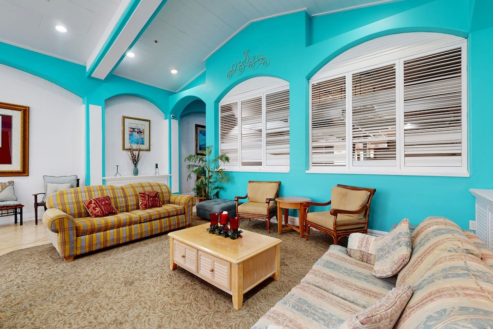Comfortable Townhome Near Disney With Athletic Courts & Pool Access, Patio, & AC