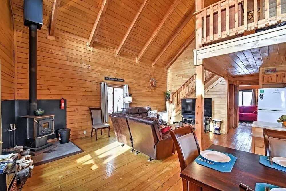 Secluded W/ Game Room & Huge Wraparound Deck 3 Bedroom Cabin