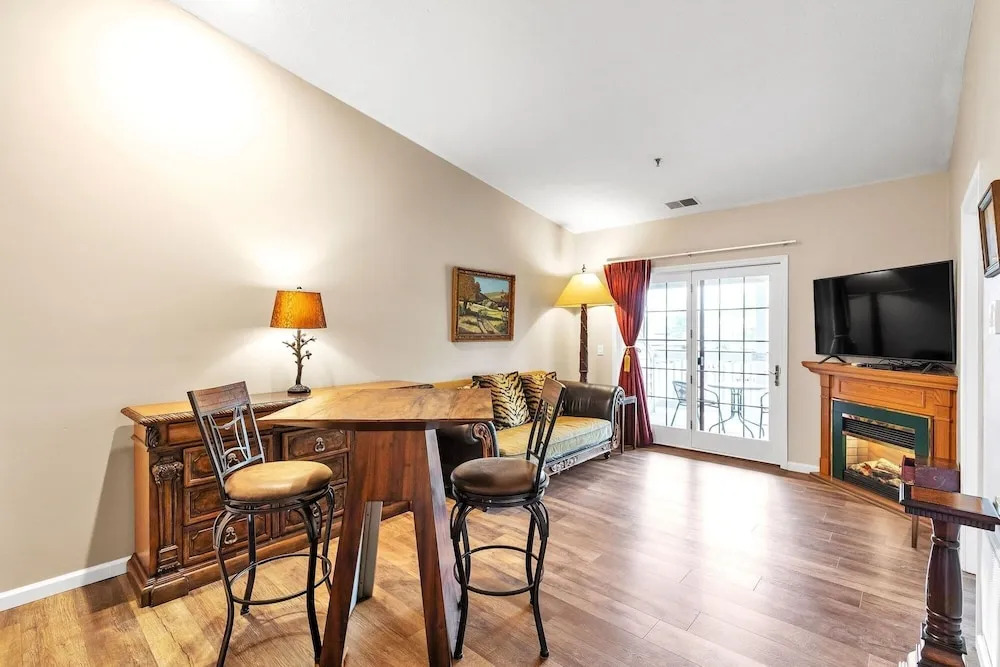 3rd Floor Front Side Penthouse Suite - 303 by Grand Wood Suites