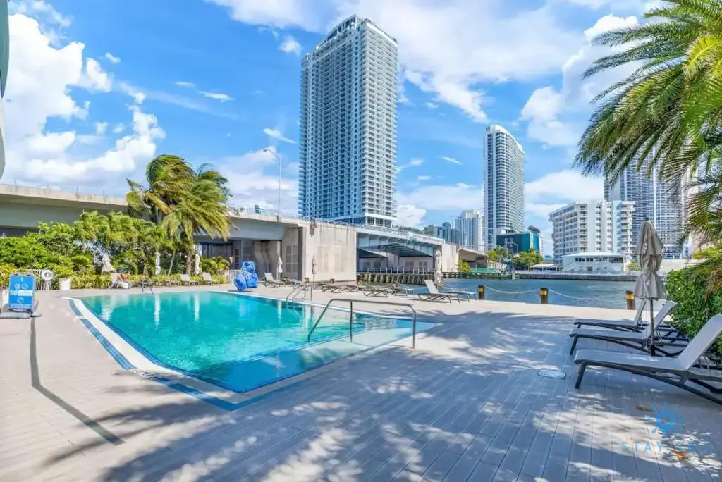 MODERN Resort BALCONY ENDLESS VIEWS Resort w POOL 2BR 2 BR