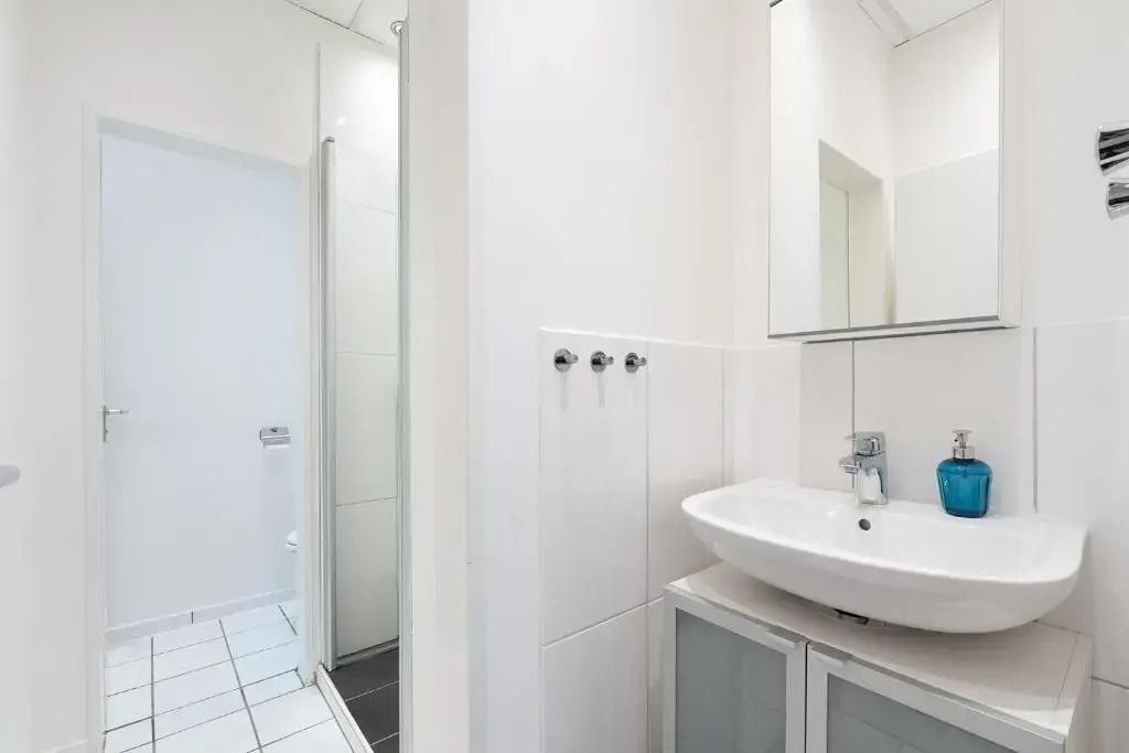 Big Central Apartment near Rotkreuzplatz with 3 BR for 12 PAX