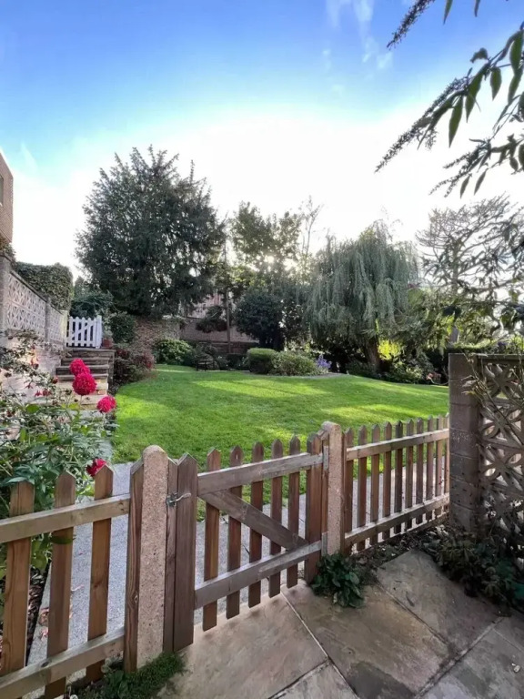 Quiet 3 Bedroom House With a Garden in Putney