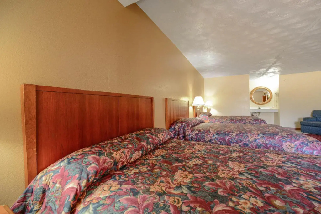 Econo Lodge Inn & Suites