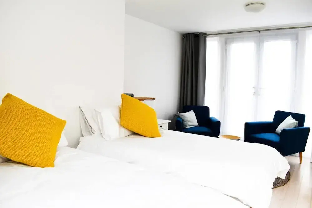 Stylish and Spacious 4 Bedroom Queen's Park House