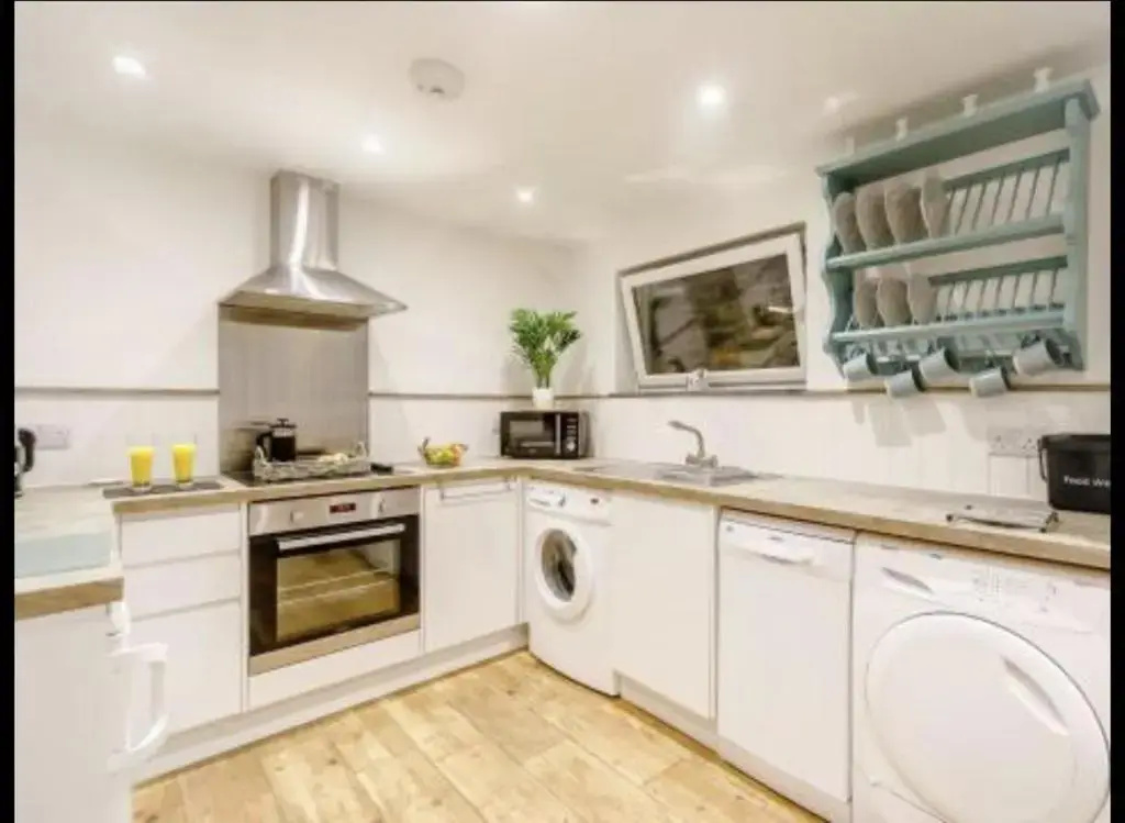 2-bed, Sleeps 4, Pets Welcome, Parking