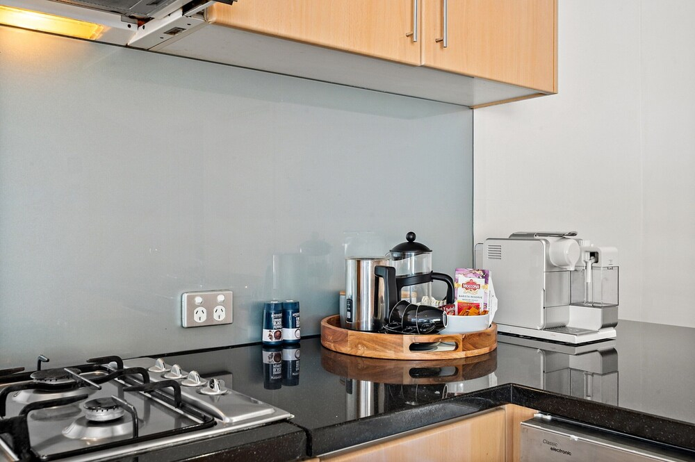 Spacious 5-bed Home With Pool in Glen Iris
