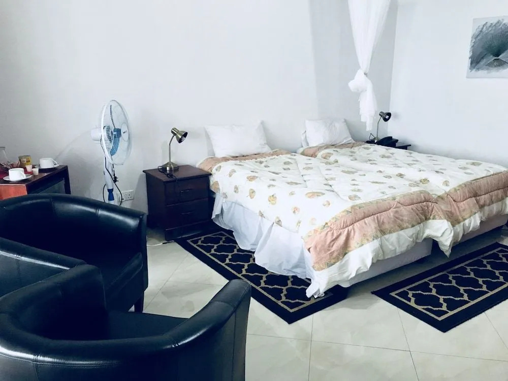 Le Dolphin's Grand Paradiso Hotel