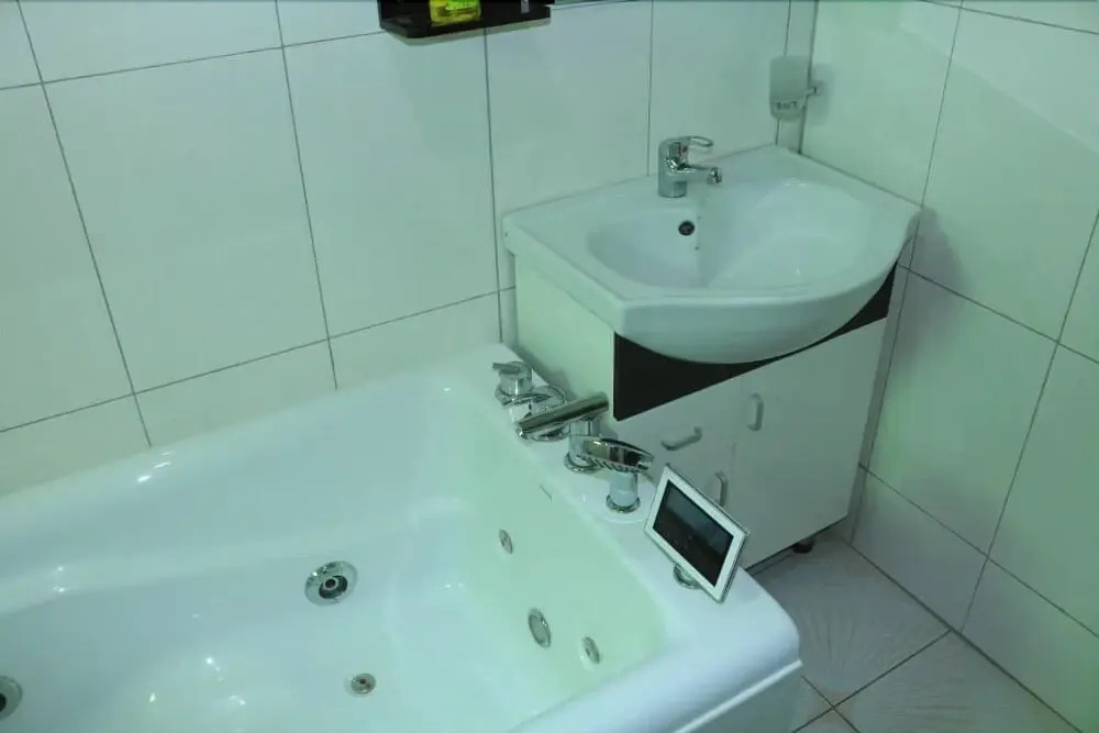 A & J Holiday Suites