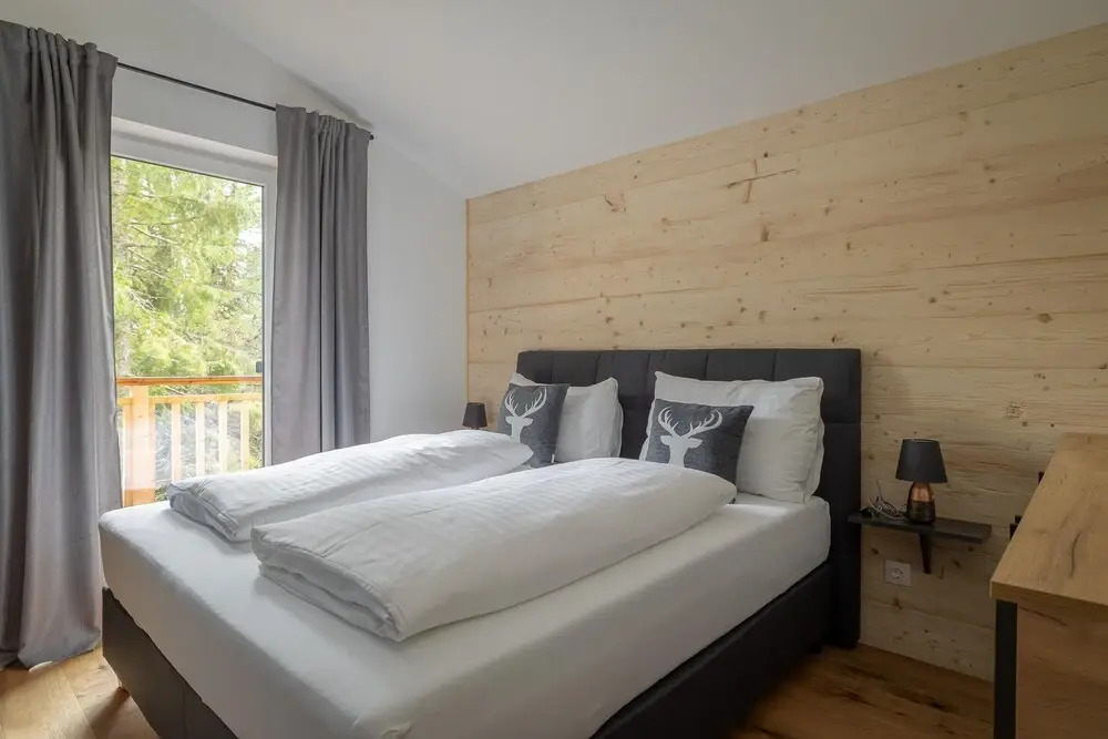 Ski-in Chalet With hot tub and Sauna