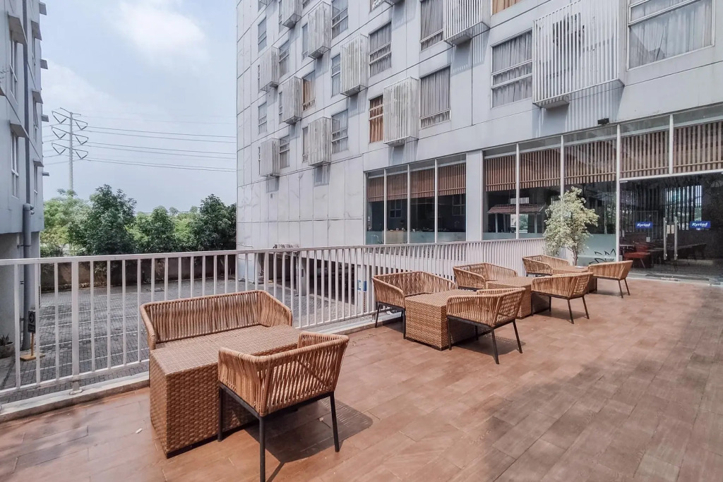 RedDoorz Apartment @ Skylounge Tamansari