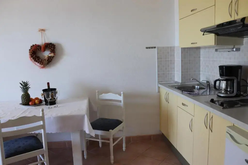Apartments with a parking space Makarska - 19009