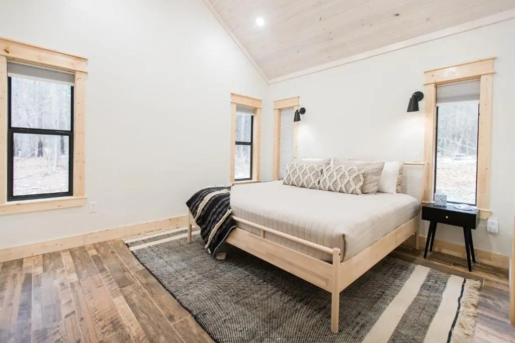 Brand New! Love On The Weekend! 3 Bdrm, 3 and a half Bth, Hot Tub, 2 Fireplaces