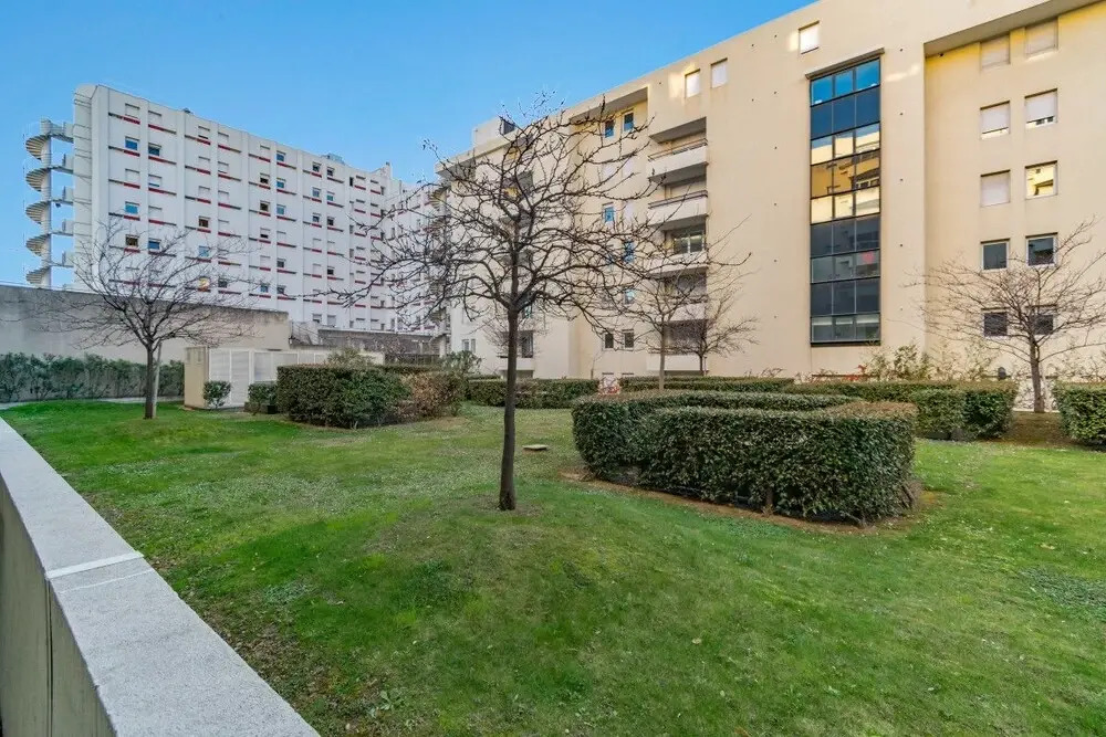 2 Room With Terrace in la Timone