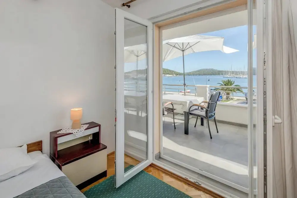 Seafront apt With Terrace, 4 Bedrooms and Mooring