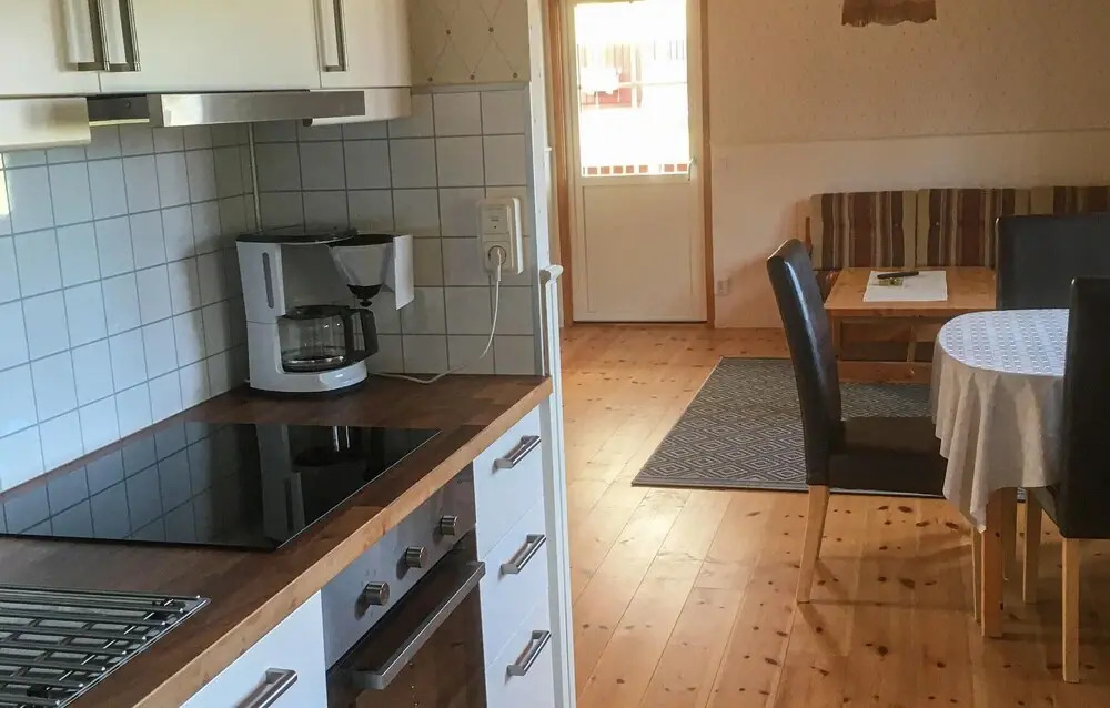 Nice Home in Sjötorp With Wifi and 3 Bedrooms
