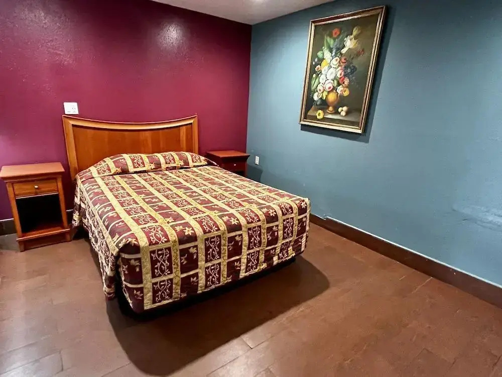 Super Inn motel By Downtown Pomona