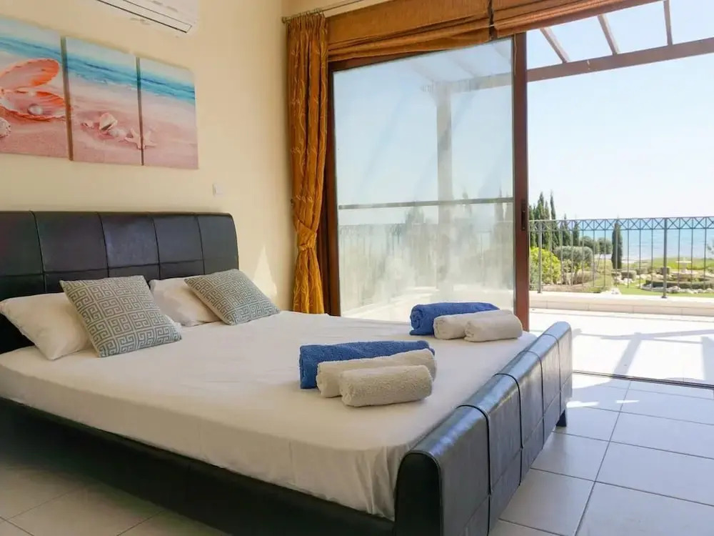 Sea Front Oceanus H3 by Ezoria Villas
