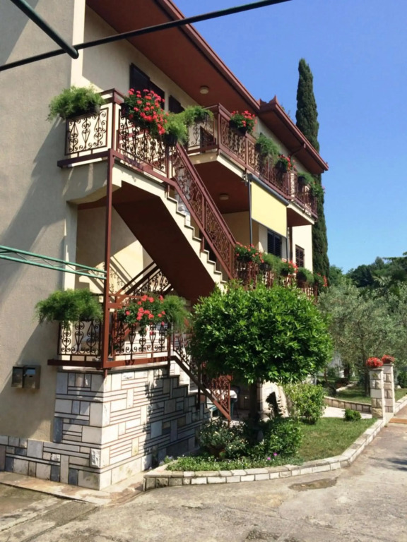 Rooms and apartment Ana