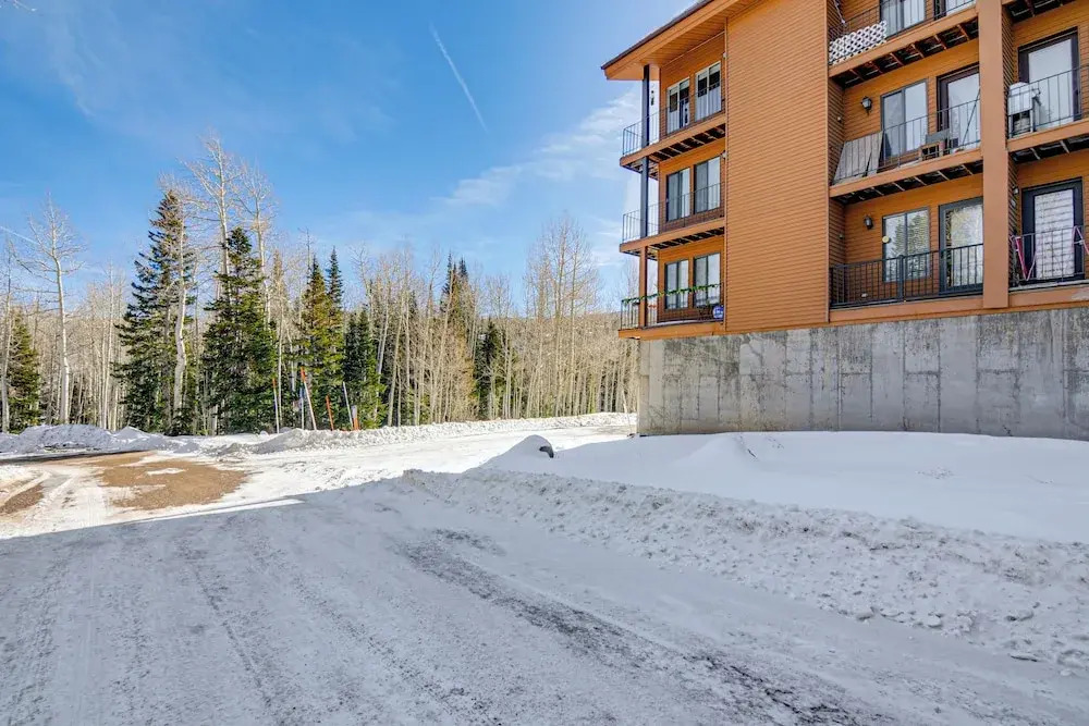 Romantic Ski Haven w/ Balcony: Brian Head Studio