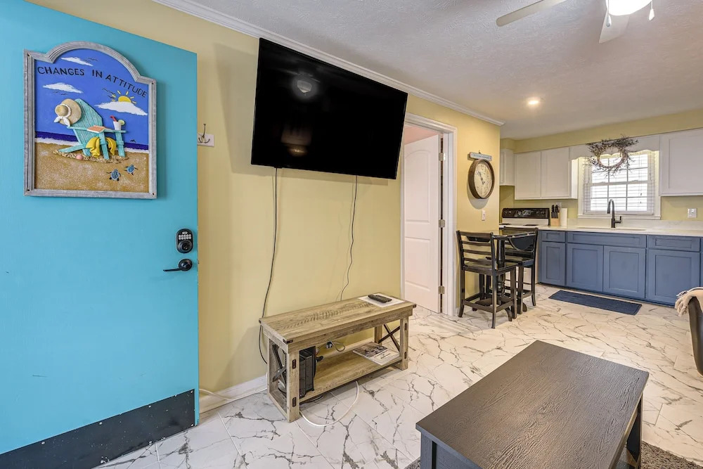 Steps to Ocean: North Myrtle Beach Condo w/ Porch!