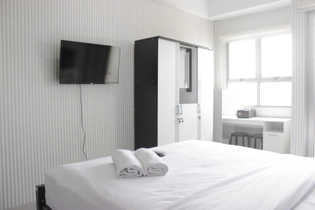 Chic and Comfy Studio Room at Mekarwangi Square Apartment Cibaduyut by Travelio