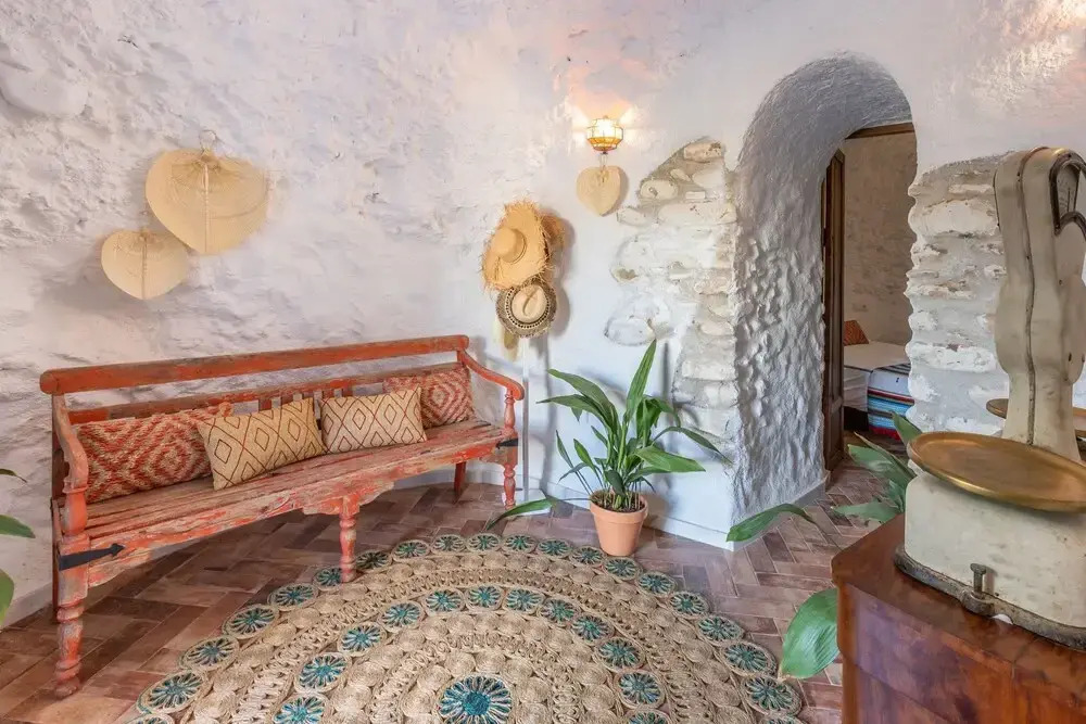 Traditional Cave House with swimming pool near to city center. Cueva del Cadí