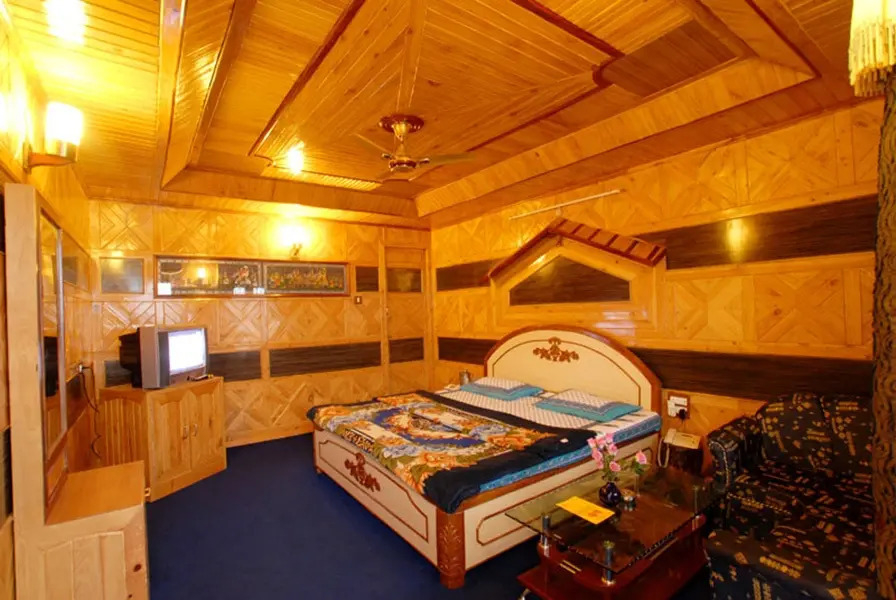 1 BR Boutique stay in Zoo Road, Nainital, by GuestHouser (C80B)