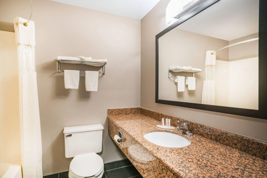 Days Inn & Suites by Wyndham Wausau