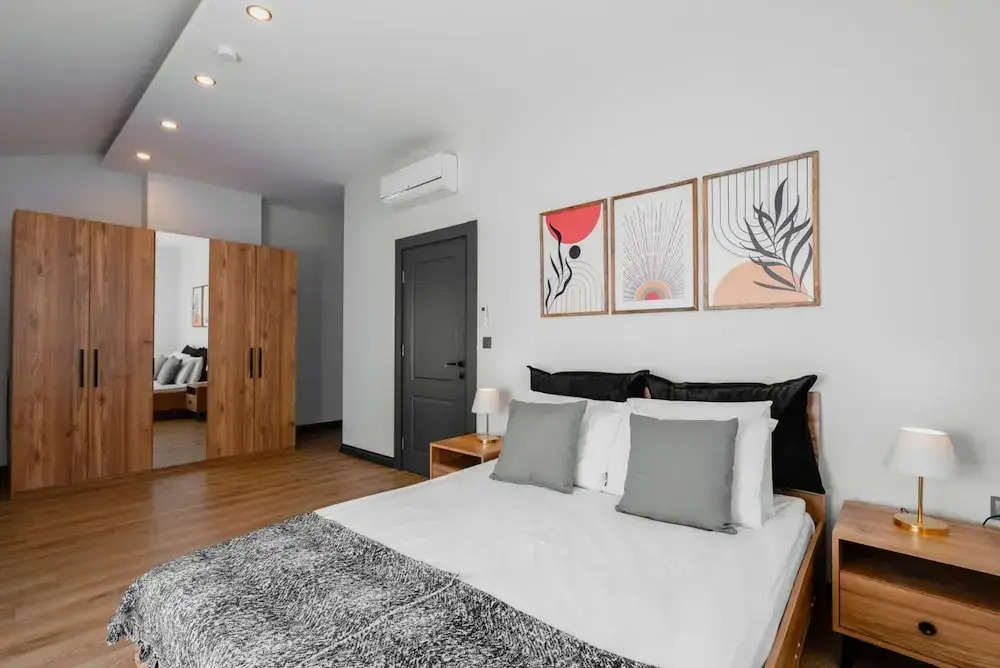 Duplex w Balcony Terrace 5 min to Beach
