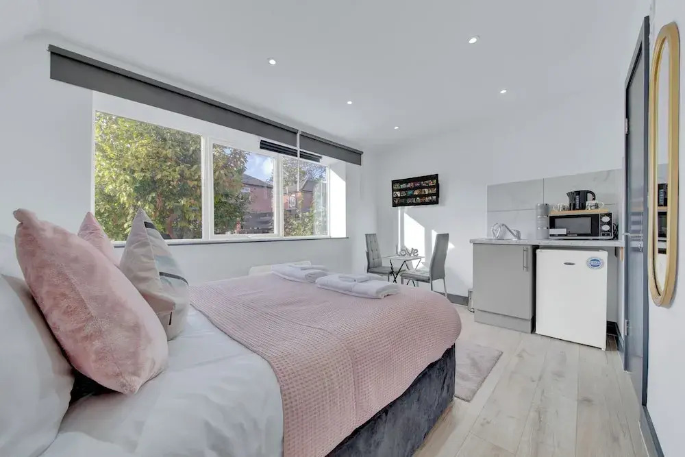 Immaculate 1-bed Studio in Feltham Heathrow London