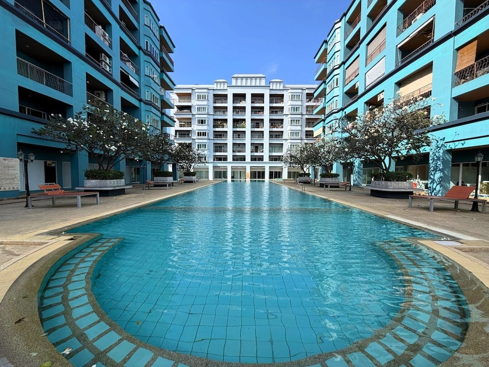 1-bedroom Pool-view Condo With Large Balcony - Jomtien