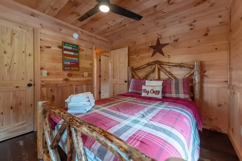 Carters Cozy Cabin - Peaceful Cabin With 13 Acres of Lawn Trees and Trails