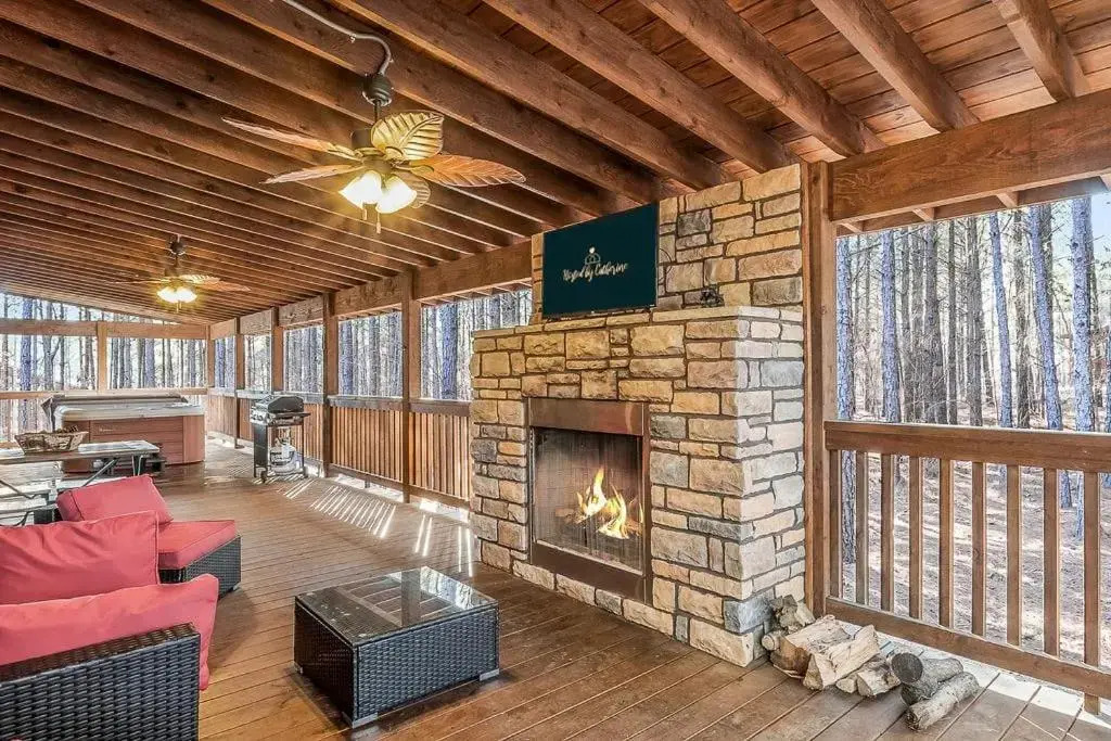 Large Luxury 2BR Cabin w Hot Tub Double Trouble was designed for fun comfort and memories minutes from buzzling Hochatown and beautiful Beaver Bend State Park